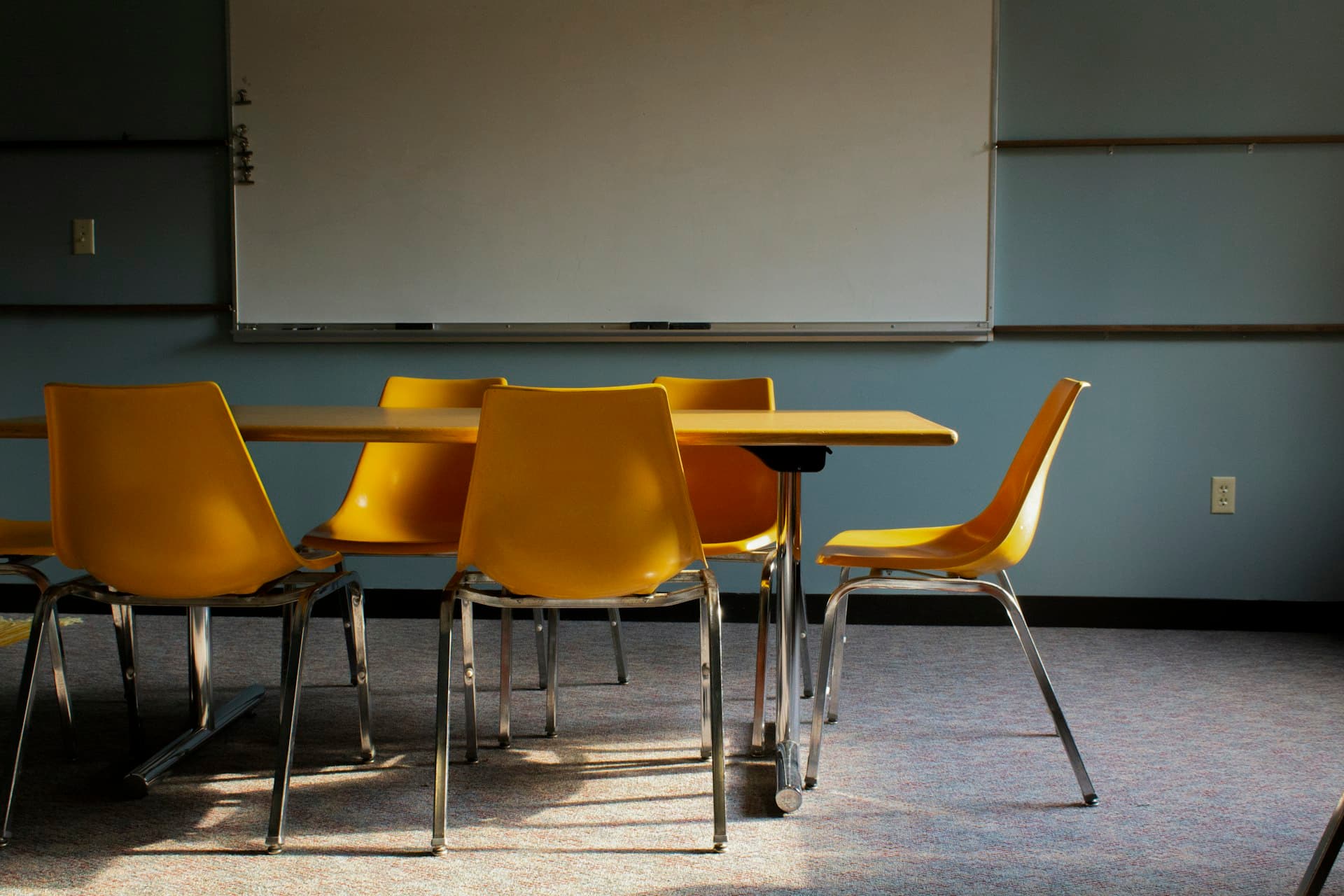 تجهيز الفصول والمختبرات والحرم الجامعي في كافة أنحاء المملكة.